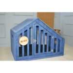 Mavi Çatılı Köpek Kulübesi, Dayanıklı ve Rahat Kullanım Için Ideal.